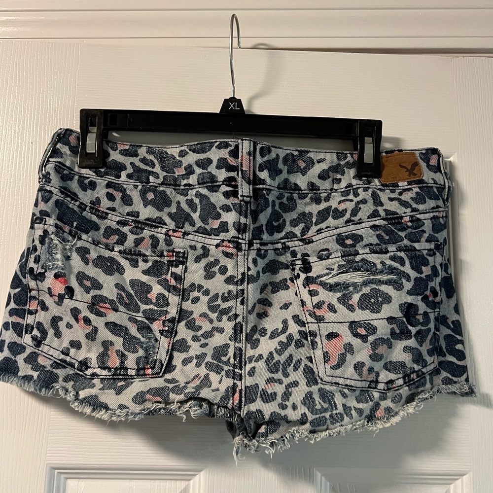 American Eagle Stylish Leopard Print Denim Shorts - Picture 2 of 4